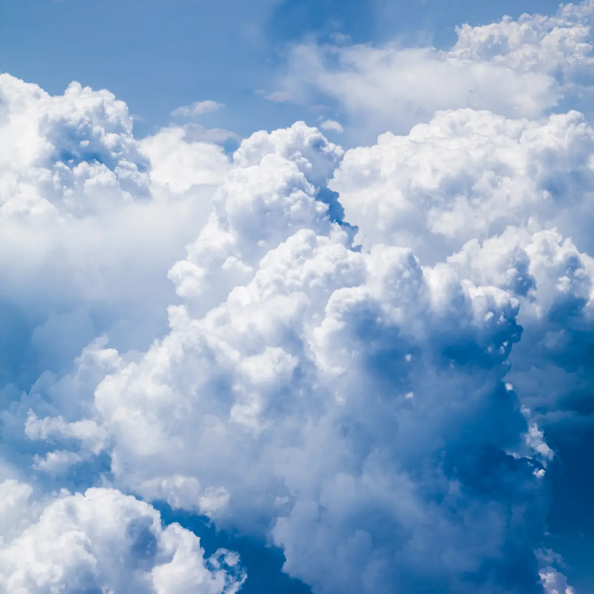 Ciel bleu et nuages — un projet en tête